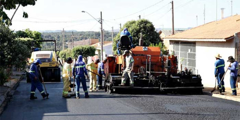 Prefeitura inicia obras de recapeamento em vias públicas de diversos bairros