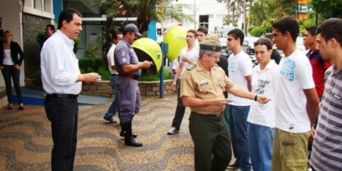 Jovens dispensados do Serviço Militar participam de evento na Prefeitura