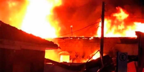 Incêndio destrói loja de roupas durante a madrugada em Porto Ferreira