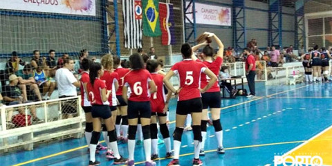 Com ginásio cheio, tem início o Campeonato Municipal de Vôlei em novo formato

 