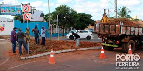 Cruzamento de vias no centro recebe novo paisagismo pela Secretaria de Obras