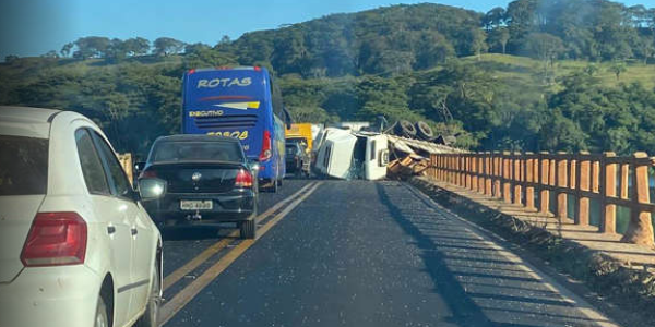 Caminhão fica pendurado em ponte depois de acidente entre três veículos