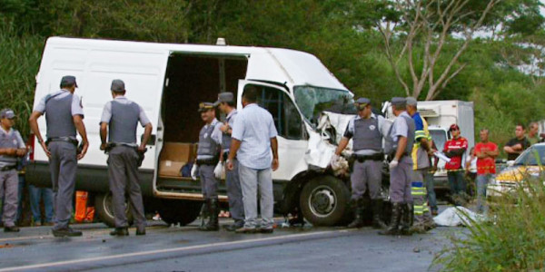 Oito pessoas morrem após colisão entre duas vans em Ribeirão Bonito