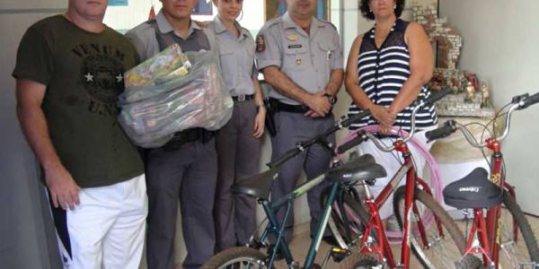 Polícia Militar entrega brinquedos na APAE de Porto Ferreira