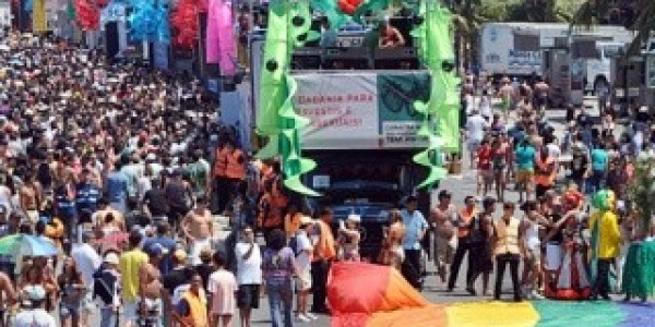 Parada do Orgulho LGBT leva milhares de pessoas para a Avenida Paulista