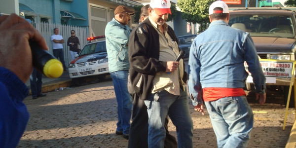 Sindicato dos trabalhadores protestam em frente à Santa Casa de Porto Ferreira