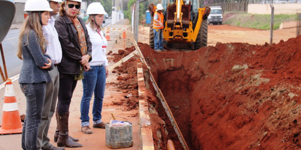 Odebrecht aproveita duplicação de avenida para fazer obra do novo sistema de transporte de esgoto