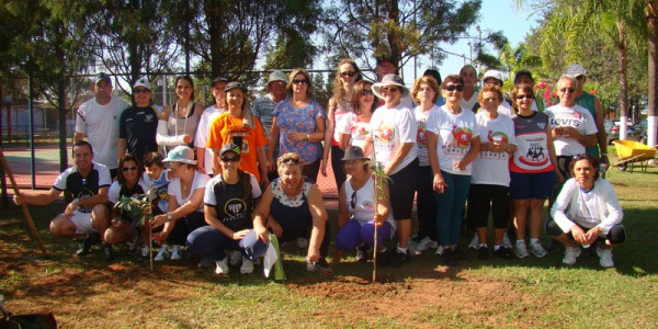 Alunos plantam árvores em comemoração ao Dia da Árvore e início da primavera