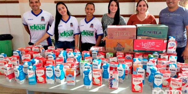 Alunos da natação municipal arrecadam leite durante Gincana de Férias