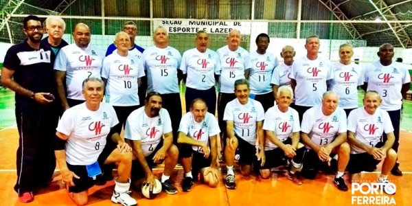 Equipe masculina de vôlei da melhor idade vence amistoso