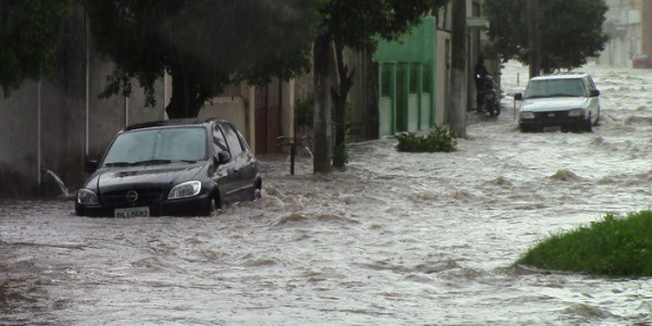 Chuva forte causa alagamento na Avenida Vicente Zini em Porto Ferreira