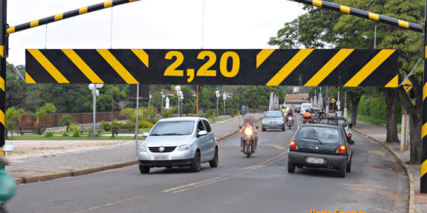 Limitadores de altura inaugurados com 2,20 metros impedem passagem de carro de resgate