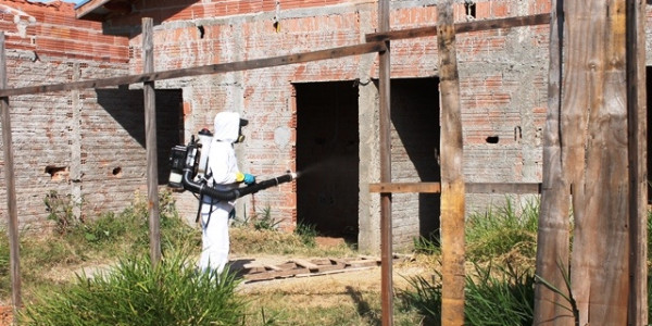 Agentes de vetores fazem nebulização contra o mosquito da dengue em bairros