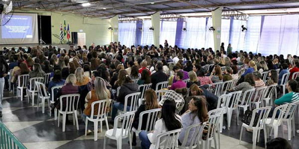 2º Fórum de Educação: Prefeito assina Base Curricular Comum e anuncia comissão para rever plano de carreira