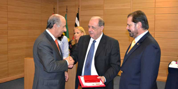 João Roberto Bellini recebe Medalha da Ordem do Mérito Futebolístico