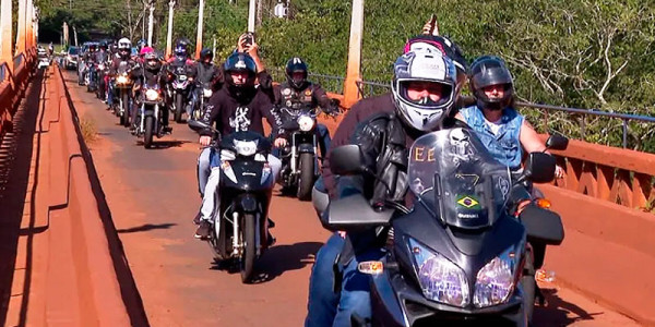 Manifestantes protestam contra construção de central hidrelétrica em Cachoeira de Emas