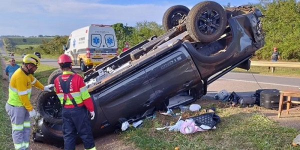 Caminhonete capota na SP-340 após pneu estourar e casal é socorrido com ferimentos leves entre Mococa e Casa Branca