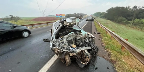 Três carros, um caminhão e uma moto se envolvem em acidente na SP-310 em Araraquara