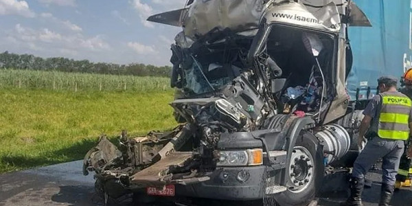 Acidente entre carretas deixa 1 morto na Rodovia Anhanguera em Santa Rita do Passa Quatro