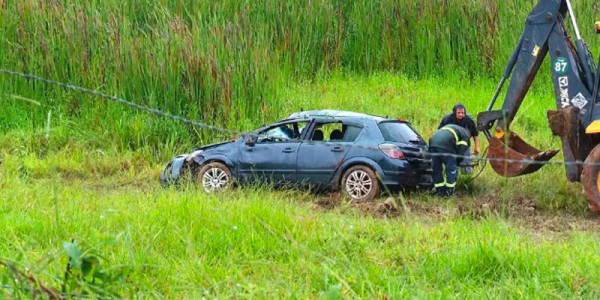 Carro cai em brejo e mata 4 pessoas em vicinal no interior de SP; adolescente é uma das vítimas