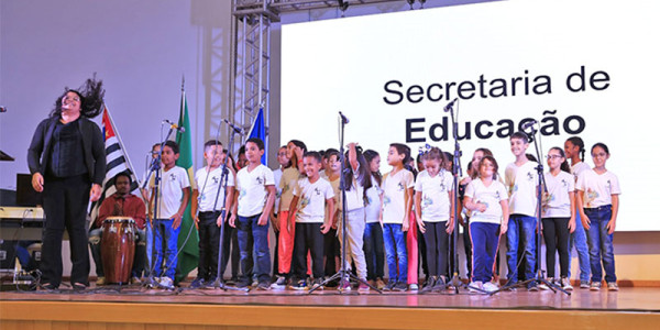 Sétima edição do Fórum Municipal de Educação tratou da função social da escola e trouxe palestras e debates